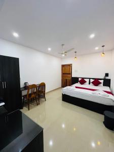 ポートブレアにあるSea Shore Residencyのベッドとテーブルと椅子のある寝室