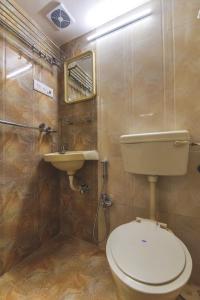 een badkamer met toilet en wastafel bij Vnest Dormitory in Mumbai +7 foto's