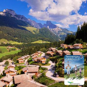 grupa ludzi stojących w wiosce w górach w obiekcie Alpendorf Dachstein West by ALPS RESORTS w mieście Annaberg im Lammertal