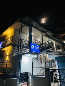 ポートブレアにあるSea Shore Residencyの白い建物