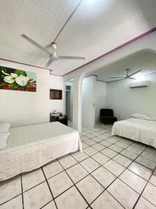 Una cama o camas en una habitación de Casa Huatulco