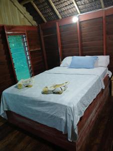 Postel nebo postele na pokoji v ubytování Serenity Treehouse 2