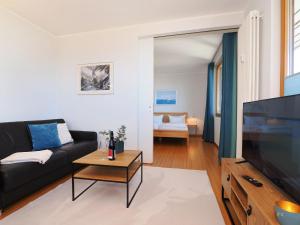 Un televizor și/sau centru de divertisment la Kaiservillen Heringsdorf - Ferienwohnung mit 1 Schlafzimmer und Balkon D232