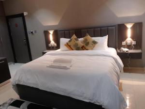 Postel nebo postele na pokoji v ubytování MacDestly Hotel