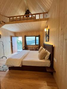 Ένα ή περισσότερα κρεβάτια σε δωμάτιο στο Khoj The Lake Trail