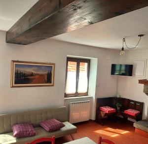 a living room with a couch and a tv at Dama35 - Tuscany holiday house - Casentino-La Verna in La Verna