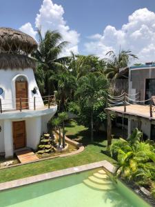 a villa with a swimming pool and a house at Kajal Kiin in El Cuyo