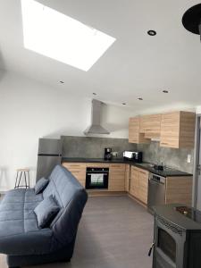 Dapur atau dapur kecil di Chalet appartement Chanac 2 chambres 2 sdb wifi gratuit