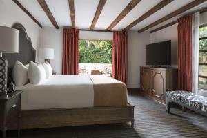 Letto o letti in una camera di Royal Palms Resort and Spa, part of Hyatt