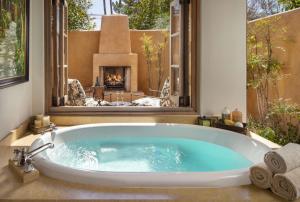 e bagno con vasca e camino. di Royal Palms Resort and Spa, part of Hyatt a Phoenix