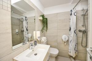 Koupelna v ubytování Dracula Adventure Tours Accommodation + 83 fotografií