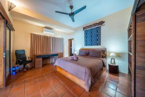 En eller flere senge i et værelse på Villa Cemara Ceningan