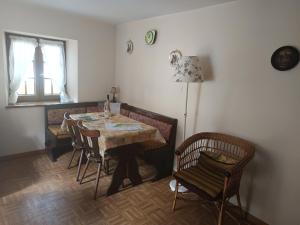 a dining room with a table and chairs and a lamp at Gîte Hecker Alsace in Niedersteinbach