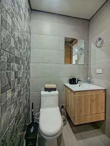 a bathroom with a toilet and a sink at AH/Loft panorámico, Cama Queen, Coworking-Parking in Bogotá