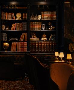 una habitación con un estante lleno de libros en Hesperia Barcelona Barri Gòtic, en Barcelona 101 fotos más