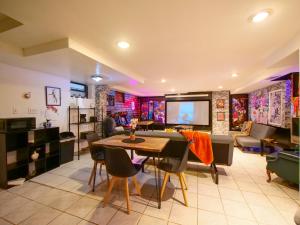 TV a/nebo společenská místnost v ubytování Jersey City 1BR Apartment -Prime Location Near NYC