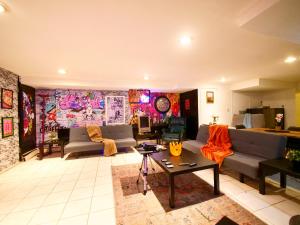 Posezení v ubytování Jersey City 1BR Apartment -Prime Location Near NYC