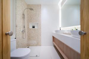 PhuketにあるCoco Villas Phuket - Private Pool Villas by Escape Villasのトイレ、洗面台、シャワー付きのバスルーム