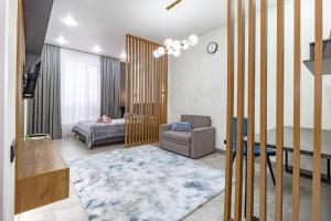 Красотка в сером في أستانا: غرفة معيشة مع سرير وكرسي