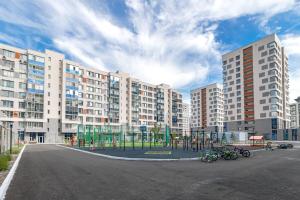 Красотка в сером في أستانا: ملعب في موقف سيارات أمام مبانٍ شاهقة