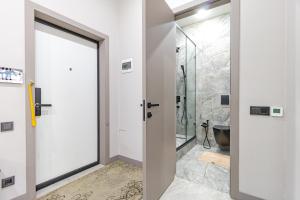 Красотка в сером في أستانا: حمام مع دش وباب زجاجي +24 صورة