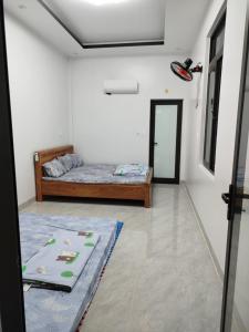 a small room with a bed and a mirror at Dathao in Thôn Dương Xuân Hạ