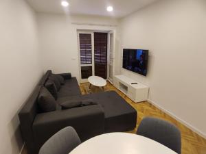 TV a/nebo společenská místnost v ubytování Apartments Šarić