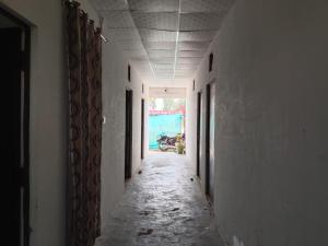 an empty corridor in a building with white walls and ceilings at Shree shyam vashno in Jāmb