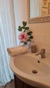 A bathroom at La casetta del nonno