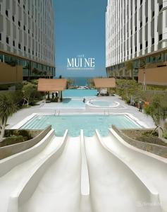 une piscine au milieu d'un immeuble dans l'établissement Mandala Pearl Resort, à Mui Ne