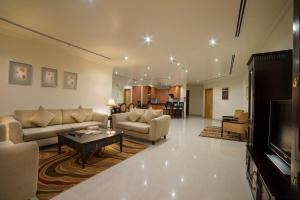 a large living room with couches and a tv at Al Rashid Residence in Al Khobar