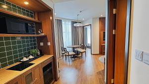 une cuisine et un salon avec une table et des chaises dans l'établissement Mandala Pearl Resort, à Mui Ne