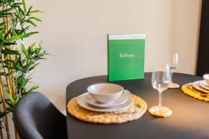 une table avec une tasse, des assiettes et des verres dans l'établissement Premium 70m2 Two-Bedroom Apartment - SD23H, à Eindhoven