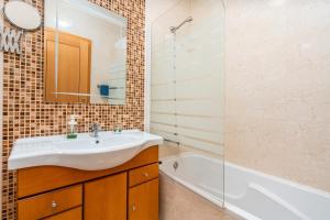 Un baño con lavabo, ducha y bañera. en Apt Brightness Comfort In Burgau, en Burgau 19 fotos más
