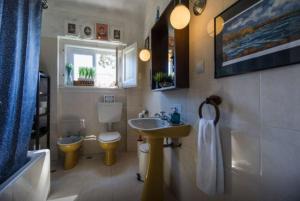 bagno con lavandino e servizi igienici di Cascais Boutique Hostel a Cascais