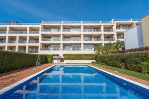 una piscina frente a un edificio en Apt Brightness Comfort In Burgau, en Burgau