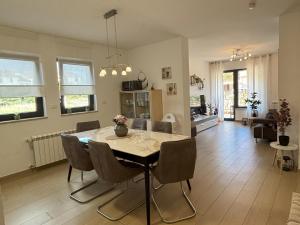 jadalnia i salon ze stołem i krzesłami w obiekcie PUNTA MARY house with apartment w mieście Umag