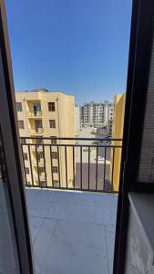 Un balcón con vista a una ciudad con edificios. en Бухара Олд Сити, en Bukhara