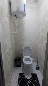 Un pequeño baño con inodoro en una habitación. en Бухара Олд Сити, en Bukhara 4 fotos más