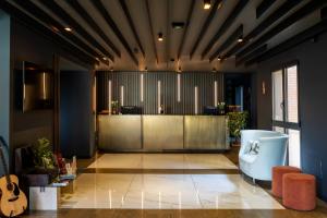 a lobby with a tub and a reception room at Elite Hotel & Spa in Mestre