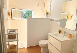 A bathroom at Ideal Property Mallorca - Can Caragol Font de Sa Cala