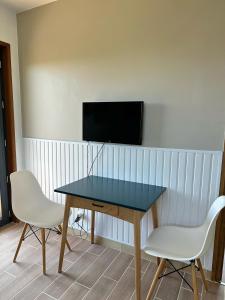 TV a/nebo společenská místnost v ubytování Appartement dans un ecrin de verdure terrasse privee + 7 fotografií