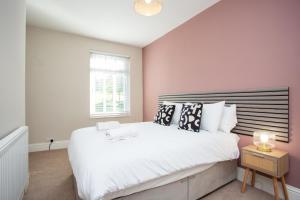 Postel nebo postele na pokoji v ubytování Lydia Terrace Parking Wi-fi