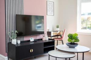 TV a/nebo společenská místnost v ubytování Lydia Terrace Parking Wi-fi