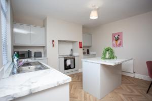 Kuchyň nebo kuchyňský kout v ubytování Lydia Terrace Parking Wi-fi