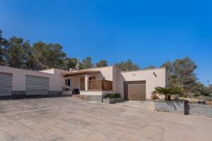 a large white house with a driveway at Ca N'Alicia Des Bosch in Illes Balears