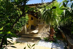a house with a staircase leading to a yard at Gira e Firria in Palermo