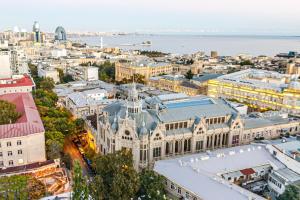 una vista aérea de la ciudad de San Francisco en Luxury AMOR Sea View Apartment 33, en Baku