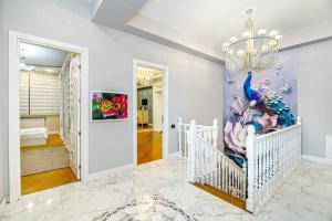 Cuna blanca en habitación con lámpara de araña en Luxury AMOR Sea View Apartment 33, en Baku 67 fotos más
