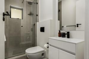 biała łazienka z toaletą i prysznicem w obiekcie Luxury Apartments - Sea Point, Cape Town w Kapsztadzie +139 zdjęć